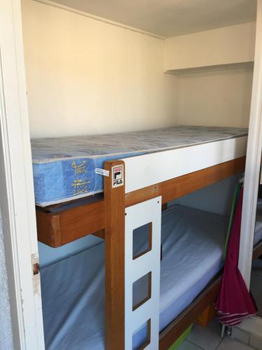 un lit superposé dans une chambre avec deux lits superposés dans l'établissement Grauplage, au Grau-dʼAgde