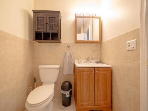 Bilik mandi di Roomy and Upscale 2BR apartment near NYC