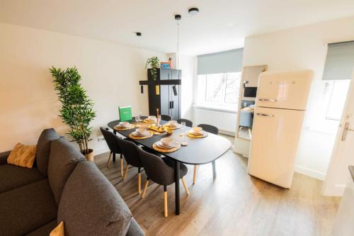 d'une salle à manger avec une table, des chaises et un réfrigérateur. dans l'établissement Premium 70m2 Two-Bedroom Apartment - SD23H, à Eindhoven