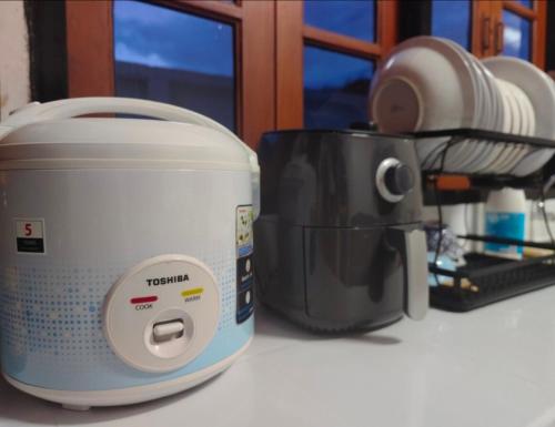 a slow cooker and a toaster on a counter at Dalang Nimman House大浪清迈宁曼路4卧4卫独栋别墅 in Chiang Mai