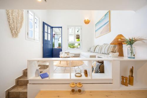 Una habitación con un mostrador con zapatos encima. en Sand Beach House, Naxos Stelida, en Stelida