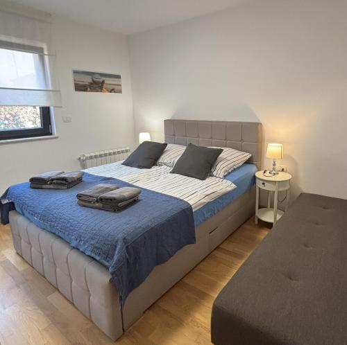 sypialnia z dużym łóżkiem i niebieskim kocem w obiekcie PUNTA MARY house with apartment w mieście Umag