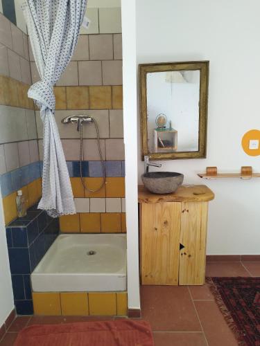 une salle de bain avec une baignoire, un lavabo et un miroir dans l'établissement Chambre ensoleillée au calme, à Lasalle
