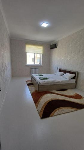 un dormitorio con una cama y una ventana en Бухара Олд Сити, en Bukhara