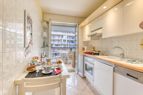 une cuisine avec un comptoir avec de la nourriture dessus dans l'établissement Garden View Daturas - Happy Rentals, à Menton