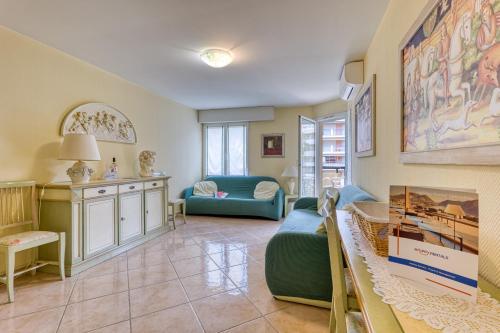 un salon avec un canapé et une table dans l'établissement Garden View Daturas - Happy Rentals, à Menton