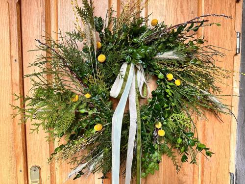 a wreath on a door with oranges and herbs at Domki u Magdy in Zakopane