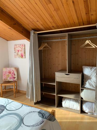 une chambre avec un lit et un plafond en bois dans l'établissement patio seignosse plage 6 couchages, à Seignosse