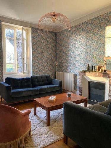 Photo de la galerie de l'établissement Family home with pool in a wooded park, à Chassaignes