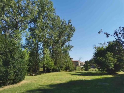 Photo de la galerie de l'établissement Family home with pool in a wooded park, à Chassaignes