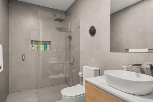 Ένα μπάνιο στο 2M 4B Abnb-Style Home in Miranda Nr Westfield & Train with Free Parking