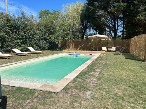 Photo de la galerie de l'établissement Family home with pool in a wooded park, à Chassaignes