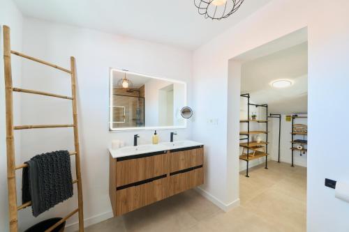 Η κουζίνα ή μικρή κουζίνα στο Kosta Homes - Sunny Lux Loft Alhaurin Town Center