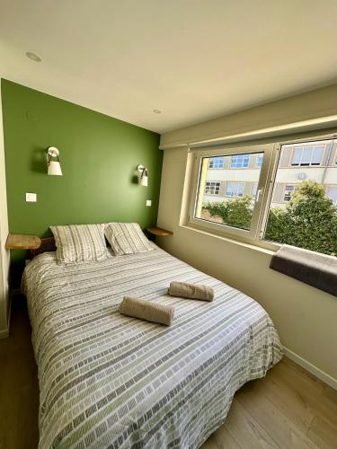 une chambre avec un grand lit avec deux oreillers dessus dans l'établissement Le Cocoon Strasbourgeois, à Strasbourg