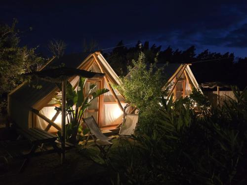 Un jardín fuera de Boho Glamping en Complejo Rural el Mayorazgo
