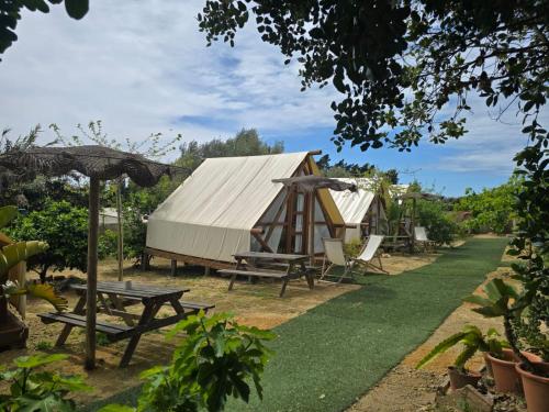 Un jardín fuera de Boho Glamping en Complejo Rural el Mayorazgo