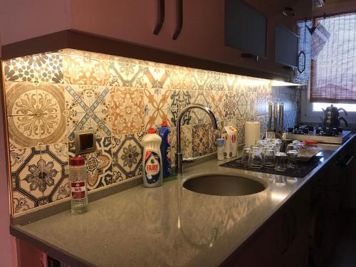 Kuchyň nebo kuchyňský kout v ubytování 1 bedroom close to bus station and MALL 200 mb wifi