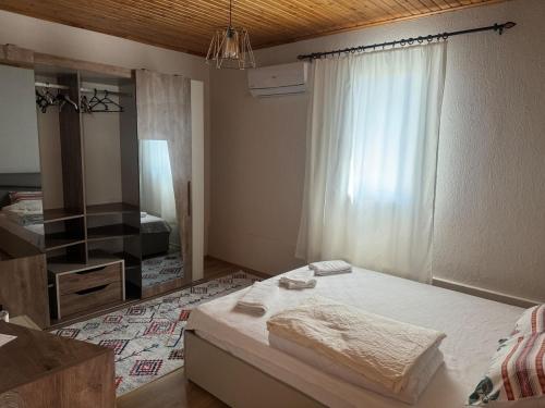 Postel nebo postele na pokoji v ubytování 1 bedroom close to bus station and MALL 200 mb wifi