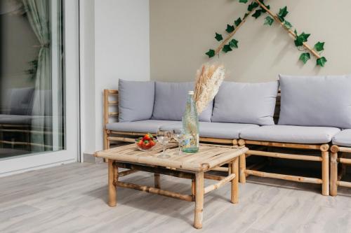 Una sala de estar con un sofá y una mesa de café. en Villa Brisamaré I Private Pool I Free parking, en El Verger