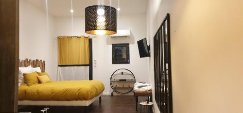 - une chambre avec un lit jaune et un miroir dans l'établissement Douce nuit, à Clapiers