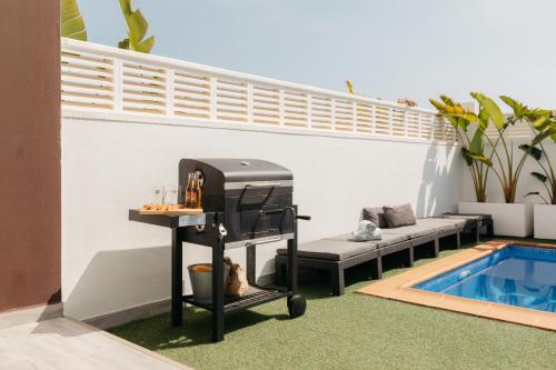 patio trasero con parrilla y piscina en Villa Brisamaré I Private Pool I Free parking, en El Verger