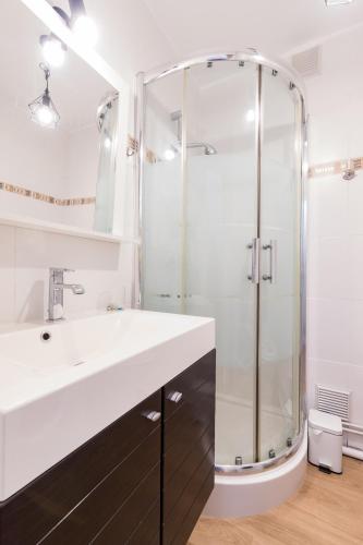 une salle de bain avec un lavabo et une douche dans l'établissement Studio des Halles - Charmant - Port - Wifi, à Vannes