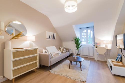 un salon avec un canapé et une table dans l'établissement Studio des Halles - Charmant - Port - Wifi, à Vannes