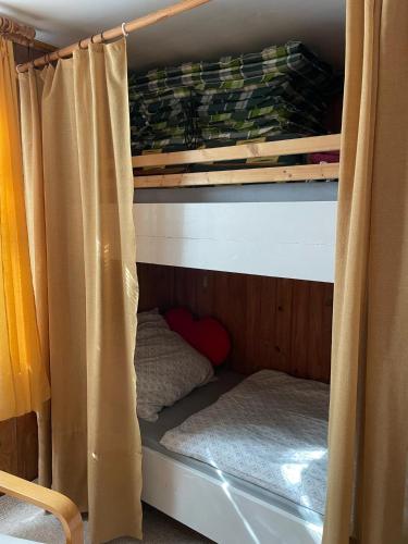 Una cama o camas en una habitación de Útulná chata přímo u přehrady