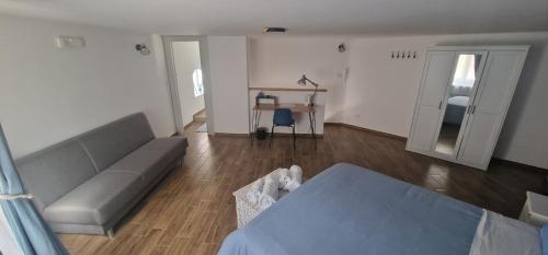 un salon avec un canapé et une table dans l'établissement La Lampara, à Giovinazzo