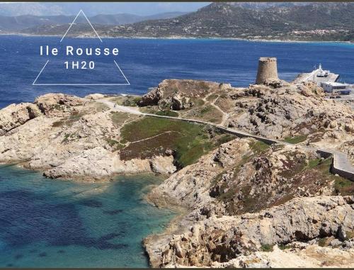 une vue aérienne sur une île avec un phare dans l'établissement Amikad'o, à San-Nicolao