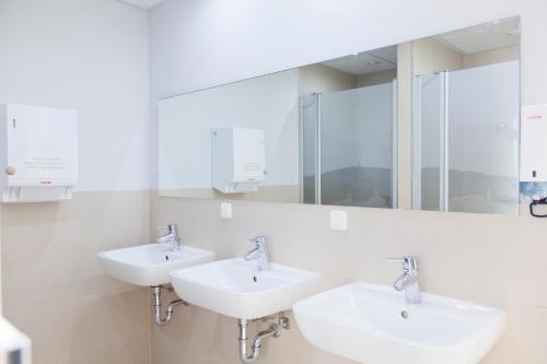 un bagno con due lavandini e uno specchio di Haus Waldläufer a Braunlage