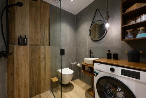 un bagno con WC e lavatrice di Petite Maisonnette at Garitsa! a Corfu International Airport I Kapodistrias