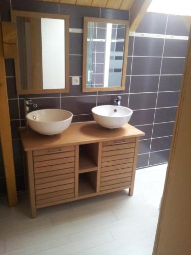 une salle de bain avec deux lavabos et deux miroirs dans l'établissement Chalet Toy 12 pers Luz Saint-Sauveur centre, à Luz-Saint-Sauveur