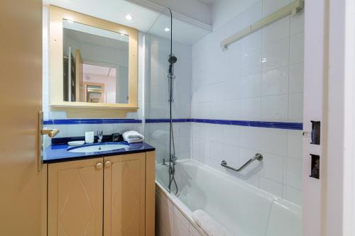 une salle de bain avec une baignoire, un lavabo et un miroir dans l'établissement 902 - Apartment top floor with AC, à Menton