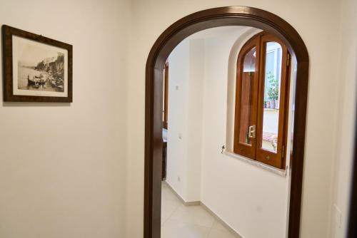 an archway in a hallway with a window at Sine Tempore in Sorrento
