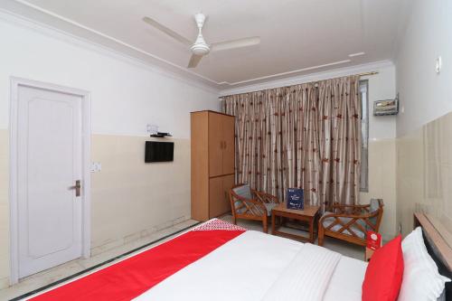 a bedroom with a bed and a table and a window at Super Hotel O Mehtab Regency in Rewāri