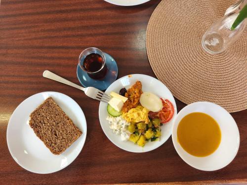 a table with two plates of food and a bowl of soup at Das Meyman in Kölleda