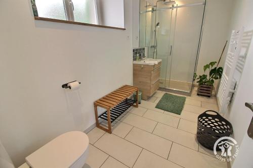 Un baño con inodoro, ducha y lavabo. en Ti charlize, en Goudelin
