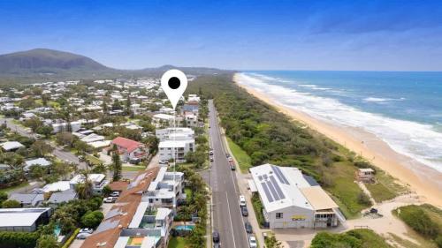 eine Luftansicht auf einen Strand mit einem schwarzen und weißen Punkt in der Unterkunft Marcoola Sands 6 - Pool to Beach in Marcoola