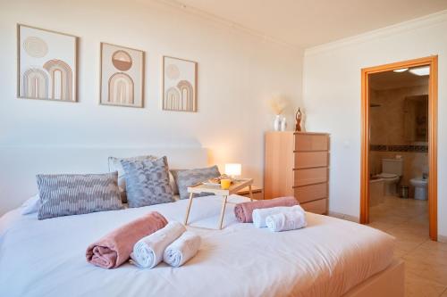 ein Schlafzimmer mit einem Bett mit Handtüchern darauf in der Unterkunft Casa del Mirador Ocean VIEW private heated pool in Playa Paraiso