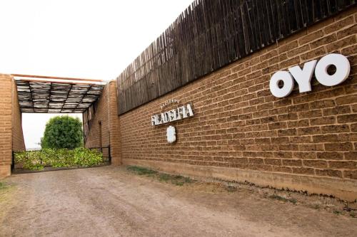 a brick wall with the word oxy written on it at Capital O Hacienda Filadelfia, El Atorón, Irapuato in Irapuato