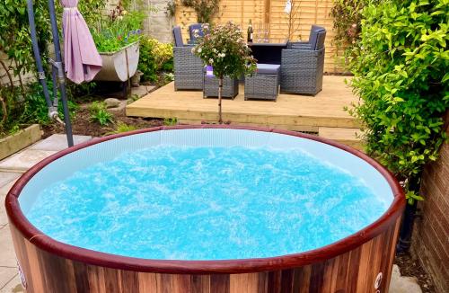 Φωτογραφία από το άλμπουμ του Elkstone House, Hot tub Luxury, Comfortable Home σε Malvern Link