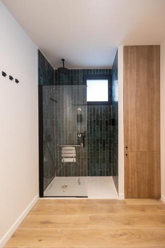 a bathroom with a shower with green tile at Lisboa by Concept Flats in Valencia