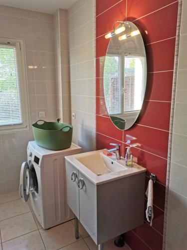 une salle de bain avec un lavabo et un miroir dans l'établissement CAP Baie Malo, à Hirel