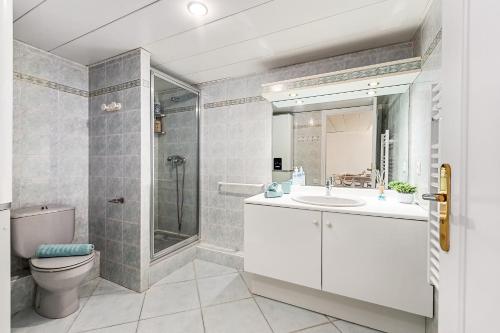 une salle de bain avec toilettes, lavabo et douche dans l'établissement DATURAS - Agréable 2 pièces - Proche Mer - Menton Centre, à Menton