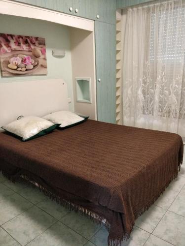 - une chambre avec un lit et une couverture brune dans l'établissement Nice, appartement 3 pièces à 500m des plages, à La Celle-sous-Gouzon