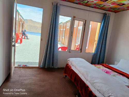 Postel nebo postele na pokoji v ubytování Cottage Blue Chill Pangong