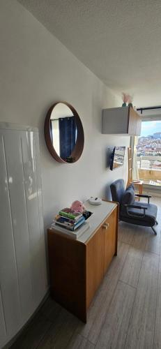 - un salon avec une table et un miroir dans l'établissement Studio Victoria Centre Grande Plage and Pool, à Biarritz