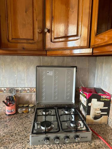 a stove top oven sitting on top of a counter at Appartement Ritage in Meknès