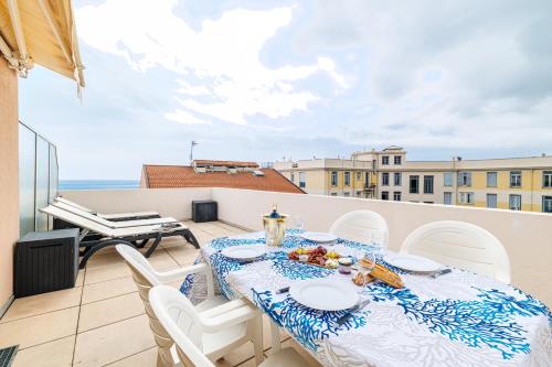 d'une table à manger sur le balcon d'un appartement. dans l'établissement 904 - Rooftop in city center, beach 100m away, à Menton
